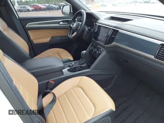 2023 Volkswagen Atlas SEL Premium R-Line z VIN 1V2FE2CA8PC221736, wystawiony jako IAAI lot #42155629 z przebiegiem 54 394 mil mil oraz . Historia ofert i sprzedaży dostępna na DreamBid. Obrazek 5.