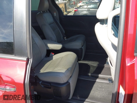 2015 Toyota Sienna XLE z VIN 5TDYK3DC4FS590924, wystawiony jako IAAI lot #42104086 z przebiegiem 209 280 mil mil oraz . Historia ofert i sprzedaży dostępna na DreamBid. Obrazek 8.