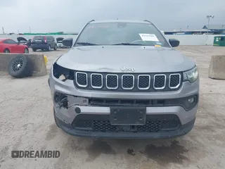 2023 Jeep Compass Latitude z VIN 3C4NJDBN3PT514117, wystawiony jako IAAI lot #41925688 z przebiegiem 50 468 mil mil oraz . Historia ofert i sprzedaży dostępna na DreamBid. Obrazek 12.