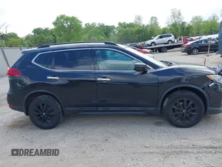 2017 Nissan Rogue SL z VIN 5N1AT2MV0HC816967, wystawiony jako IAAI lot #42190251 z przebiegiem 198 041 mil mil oraz . Historia ofert i sprzedaży dostępna na DreamBid. Obrazek 13.
