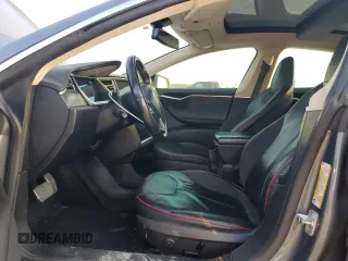 2013 Tesla Model S Performance z VIN 5YJSA1CP6DFP13674, wystawiony jako Copart lot #53043085 z przebiegiem 174 167 mil mil oraz Szkoda całkowita • Salvage title. Historia ofert i sprzedaży dostępna na DreamBid. Obrazek 7.