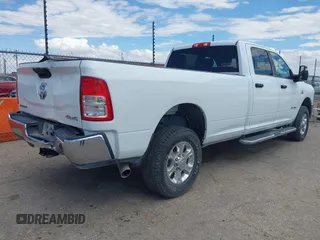 2024 Ram 2500 Big Horn z VIN 3C6UR5JL4RG340524, wystawiony jako IAAI lot #42423835 z przebiegiem 8 690 mil mil oraz . Historia ofert i sprzedaży dostępna na DreamBid. Obrazek 4.