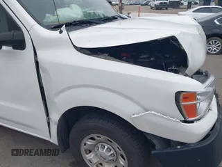 2021 Nissan NV Cargo SV z VIN 1N6BF0KYXMN805682, wystawiony jako IAAI lot #42152216 z przebiegiem 82 671 mil mil oraz . Historia ofert i sprzedaży dostępna na DreamBid. Obrazek 19.