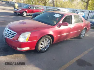 2006 Cadillac DTS 1SC z VIN 1G6KD57Y36U203703, wystawiony jako IAAI lot #42083564 z przebiegiem 183 549 mil mil oraz . Historia ofert i sprzedaży dostępna na DreamBid. Obrazek 2.