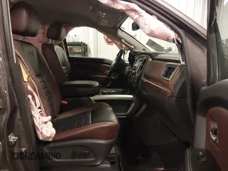 2017 Nissan Titan SV z VIN 1N6AA1E58HN523578, wystawiony jako IAAI lot #42160359 z przebiegiem 101 499 mil mil oraz . Historia ofert i sprzedaży dostępna na DreamBid. Obrazek 5.