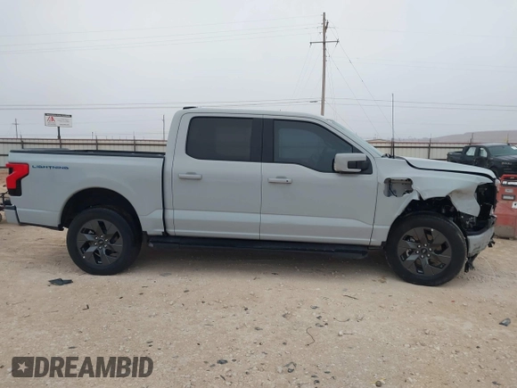2023 Ford F-150 Lightning Pro z VIN 1FTVW1EL7PWG19070, wystawiony jako IAAI lot #41536193 z przebiegiem 22 654 mil mil oraz . Historia ofert i sprzedaży dostępna na DreamBid. Obrazek 14.