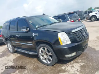 2010 Cadillac Escalade Luxury z VIN 1GYUCBEF1AR253353, wystawiony jako IAAI lot #42121803 z przebiegiem 210 321 mil mil oraz . Historia ofert i sprzedaży dostępna na DreamBid. Obrazek 1.