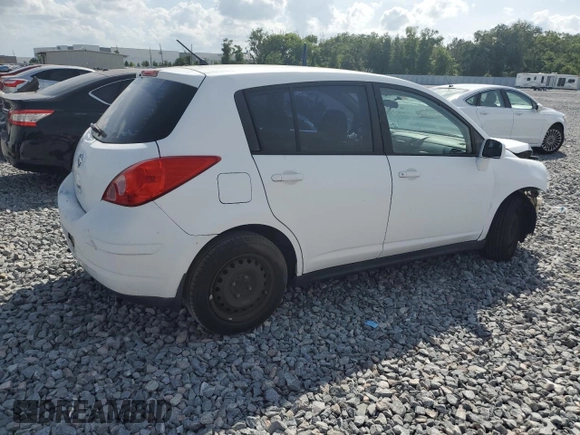 2009 Nissan Versa S z VIN 3N1BC13E79L490369, wystawiony jako Copart lot #51960035 z przebiegiem 160 125 mil mil oraz Nie do naprawy • Non repairable. Historia ofert i sprzedaży dostępna na DreamBid. Obrazek 3.