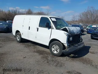 2009 GMC Savana Cargo Van with VIN 1GTGG25C591106833, listed as a IAAI auction lot 41381092 with 380,569 mi miles. Bid and sale history available at carsss.com. Image 1.