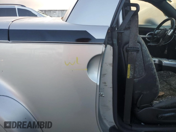 2004 Chevrolet SSR LS z VIN 1GCES14P14B105315, wystawiony jako Copart lot #74983944 z przebiegiem Nie podano mil oraz Szkoda całkowita • Salvage title. Historia ofert i sprzedaży dostępna na DreamBid. Obrazek 12.