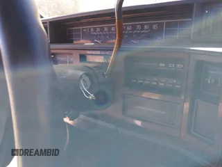 1991 Cadillac DeVille z VIN 1G6CD53B6M4325023, wystawiony jako IAAI lot #41691043 z przebiegiem 116 380 mil mil oraz . Historia ofert i sprzedaży dostępna na DreamBid. Obrazek 6.