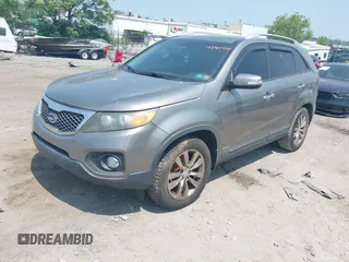 2011 Kia Sorento EX z VIN 5XYKUDA26BG059667, wystawiony jako IAAI lot #42409157 z przebiegiem 166 868 mil mil oraz . Historia ofert i sprzedaży dostępna na DreamBid. Obrazek 2.