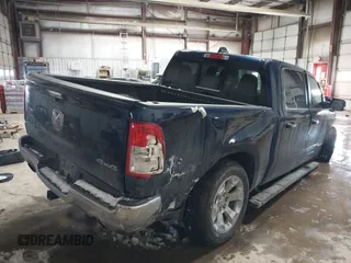 2020 Ram 1500 Big Horn z VIN 1C6SRFFT7LN218907, wystawiony jako IAAI lot #41608010 z przebiegiem 78 998 mil mil oraz . Historia ofert i sprzedaży dostępna na DreamBid. Obrazek 4.
