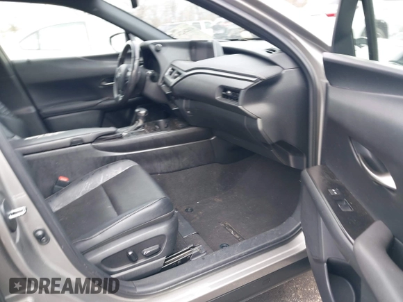 2020 Lexus UX with VIN JTHP3JBH5L2024624, listed as a IAAI auction lot 41826234 with 82,043 mi miles. Bid and sale history available at carsss.com. Image 5.