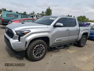 2024 Toyota Tacoma SR5 z VIN 3TMLB5JNXRM053572, wystawiony jako Copart lot #54439645 z przebiegiem 6 532 mil mil oraz Szkoda całkowita • Salvage title. Historia ofert i sprzedaży dostępna na DreamBid. Obrazek 1.