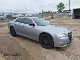 2015 Chrysler 300 Limited z VIN 2C3CCAAG5FH779779, wystawiony jako IAAI lot #42204586 z przebiegiem 281 207 mil mil oraz . Historia ofert i sprzedaży dostępna na DreamBid. Obrazek 1.