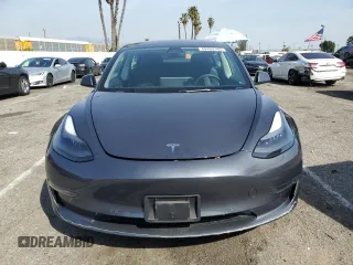 2022 Tesla Model 3 z VIN 5YJ3E1EA2NF318667, wystawiony jako Copart lot #49469145 z przebiegiem 48 242 mil mil oraz Szkoda całkowita • Salvage title. Historia ofert i sprzedaży dostępna na DreamBid. Obrazek 5.