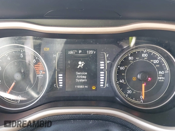 2018 Jeep Cherokee Latitude z VIN 1C4PJLCB6JD597109, wystawiony jako IAAI lot #42436844 z przebiegiem 119 383 mil mil oraz . Historia ofert i sprzedaży dostępna na DreamBid. Obrazek 7.