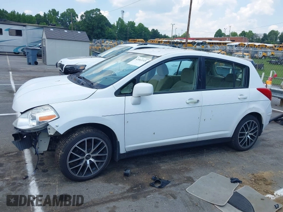 2010 Nissan Versa SL z VIN 3N1BC1CP3AL445757, wystawiony jako IAAI lot #42663321 z przebiegiem 186 076 mil mil oraz . Historia ofert i sprzedaży dostępna na DreamBid. Obrazek 15.