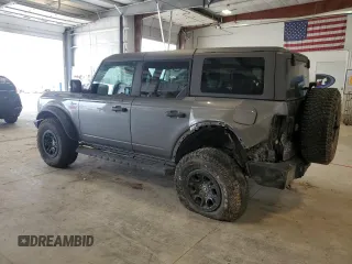 2022 Ford Bronco z VIN 1FMEE5DPXNLB55992, wystawiony jako Copart lot #62194195 z przebiegiem 70 264 mil mil oraz Szkoda całkowita • Salvage title. Historia ofert i sprzedaży dostępna na DreamBid. Obrazek 2.