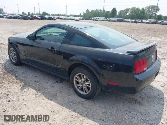 2005 Ford Mustang Deluxe z VIN 1ZVFT80N355240212, wystawiony jako IAAI lot #42426192 z przebiegiem 68 742 mil mil oraz . Historia ofert i sprzedaży dostępna na DreamBid. Obrazek 3.
