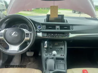 2013 Lexus CT 200h z VIN JTHKD5BH3D2165045, wystawiony jako Copart lot #59756555 z przebiegiem 106 547 mil mil oraz Tytuł czysty. Historia ofert i sprzedaży dostępna na DreamBid. Obrazek 9.