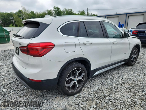 2018 BMW X1 xDrive28i z VIN WBXHT3C36J5L24918, wystawiony jako Copart lot #62171365 z przebiegiem 23 446 mil mil oraz Szkoda całkowita • Salvage title. Historia ofert i sprzedaży dostępna na DreamBid. Obrazek 3.