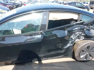 2025 Tesla Model 3 Long Range z VIN 5YJ3E1EA3SF981743, wystawiony jako IAAI lot #42352588 z przebiegiem Nie podano mil oraz . Historia ofert i sprzedaży dostępna na DreamBid. Obrazek 6.