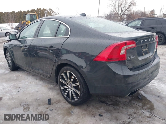 2015 Volvo S60 T5 Premier z VIN YV1612TK3F1359338, wystawiony jako IAAI lot #41645209 z przebiegiem 106 822 mil mil oraz . Historia ofert i sprzedaży dostępna na DreamBid. Obrazek 3.