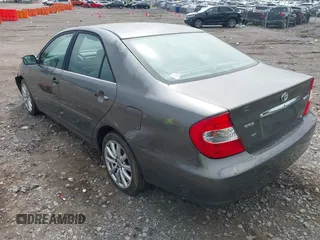 2003 Toyota Camry LE z VIN 4T1BF30K53U555156, wystawiony jako IAAI lot #42144121 z przebiegiem 300 328 mil mil oraz . Historia ofert i sprzedaży dostępna na DreamBid. Obrazek 3.