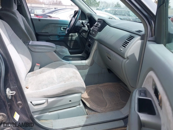 2004 Honda Pilot EX with VIN 2HKYF18494H557884, listed as a IAAI auction lot 42075748 with 205,723 mi miles. Bid and sale history available at carsss.com. Image 5.