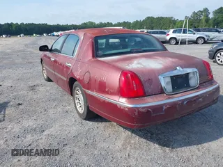 1998 Lincoln Town Car Signature z VIN 1LNFM82W8WY688852, wystawiony jako IAAI lot #42365729 z przebiegiem 194 232 mil mil oraz . Historia ofert i sprzedaży dostępna na DreamBid. Obrazek 3.
