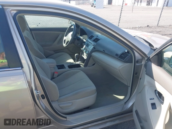 2008 Toyota Camry LE z VIN 4T1BE46K78U748805, wystawiony jako IAAI lot #41644868 z przebiegiem 32 704 mil mil oraz . Historia ofert i sprzedaży dostępna na DreamBid. Obrazek 5.