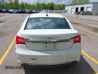 2012 Chrysler 200 LX z VIN 1C3CCBAB6CN296542, wystawiony jako IAAI lot #42270032 z przebiegiem 158 257 mil mil oraz . Historia ofert i sprzedaży dostępna na DreamBid. Obrazek 15.