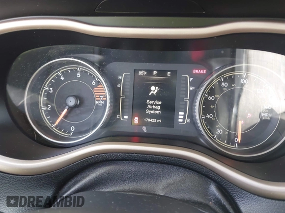 2016 Jeep Cherokee Altitude z VIN 1C4PJLCB5GW208005, wystawiony jako IAAI lot #42120987 z przebiegiem 179 423 mil mil oraz . Historia ofert i sprzedaży dostępna na DreamBid. Obrazek 7.
