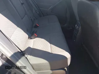 2017 Volkswagen Tiguan S z VIN WVGBV7AX8HK049943, wystawiony jako IAAI lot #42055240 z przebiegiem 113 330 mil mil oraz . Historia ofert i sprzedaży dostępna na DreamBid. Obrazek 8.