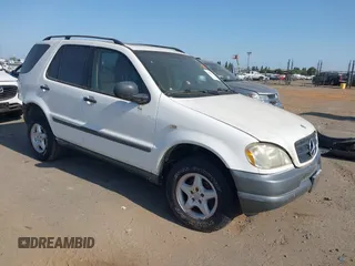 1998 Mercedes-Benz M 320/430/500 z VIN 4JGAB54E5WA045239, wystawiony jako IAAI lot #42421933 z przebiegiem 174 208 mil mil oraz . Historia ofert i sprzedaży dostępna na DreamBid. Obrazek 1.
