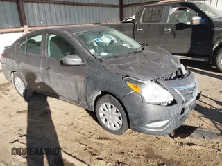 2016 Nissan Versa S z VIN 3N1CN7AP9GL818281, wystawiony jako IAAI lot #41652921 z przebiegiem 158 676 mil mil oraz . Historia ofert i sprzedaży dostępna na DreamBid. Obrazek 1.