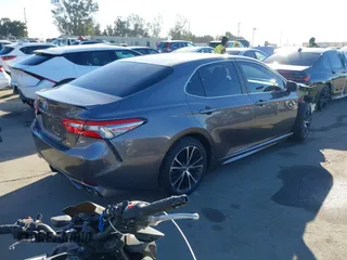 2018 Toyota Camry LE z VIN 4T1B11HK0JU546451, wystawiony jako IAAI lot #41054832 z przebiegiem 35 660 mil mil oraz . Historia ofert i sprzedaży dostępna na DreamBid. Obrazek 4.