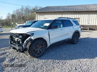 2025 Ford Explorer ST z VIN 1FMWK8GC9SGA40313, wystawiony jako IAAI lot #41931242 z przebiegiem 9 279 mil mil oraz . Historia ofert i sprzedaży dostępna na DreamBid. Obrazek 2.