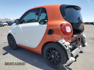 2016 Smart fortwo Passion z VIN WMEFJ5DA6GK075566, wystawiony jako Copart lot #56606935 z przebiegiem 47 733 mil mil oraz Szkody całkowita. Historia ofert i sprzedaży dostępna na DreamBid. Obrazek 2.