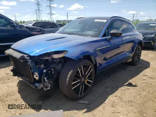 2023 Aston Martin DBX 707 z VIN SD7VUJBW1PTV06463, wystawiony jako Copart lot #55336944 z przebiegiem 13 126 mil mil oraz Szkody całkowita. Historia ofert i sprzedaży dostępna na DreamBid. Obrazek 1.