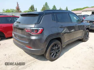 2023 Jeep Compass Latitude z VIN 3C4NJDBNXPT520349, wystawiony jako IAAI lot #42393852 z przebiegiem 45 340 mil mil oraz . Historia ofert i sprzedaży dostępna na DreamBid. Obrazek 4.