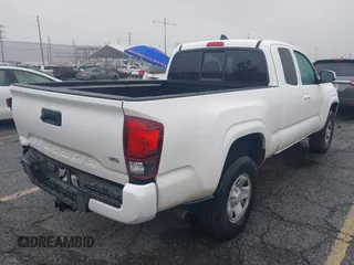 2023 Toyota Tacoma SR z VIN 3TYRZ5CN1PT037202, wystawiony jako IAAI lot #41896502 z przebiegiem 45 568 mil mil oraz . Historia ofert i sprzedaży dostępna na DreamBid. Obrazek 4.