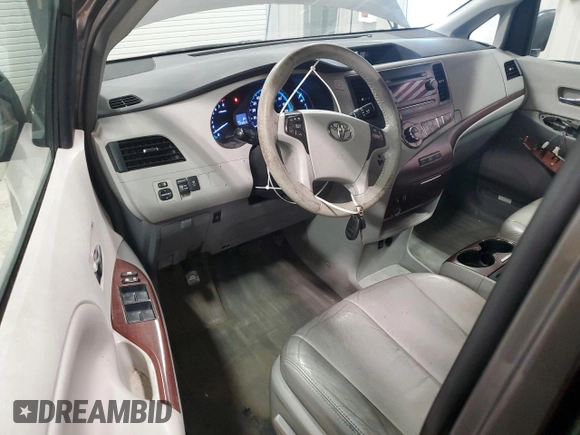 2012 Toyota Sienna XLE z VIN 5TDDK3DC8CS046677, wystawiony jako Copart lot #52381025 z przebiegiem 144 054 mil mil oraz Czysty tytuł • Clean title. Historia ofert i sprzedaży dostępna na DreamBid. Obrazek 8.