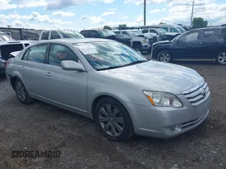 2005 Toyota Avalon XL z VIN 4T1BK36B85U024166, wystawiony jako IAAI lot #42324928 z przebiegiem 102 026 mil mil oraz . Historia ofert i sprzedaży dostępna na DreamBid. Obrazek 1.