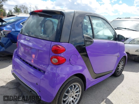 2013 Smart fortwo Pure with VIN WMEEJ3BA0DK686417, listed as a IAAI auction lot 41803956 with 83,850 mi miles. Bid and sale history available at carsss.com. Image 4.