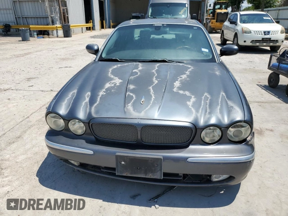 2004 Jaguar XJ R z VIN SAJWA73B64TG18784, wystawiony jako Copart lot #81254734 z przebiegiem Nie podano mil oraz Czysty tytuł • Clean title. Historia ofert i sprzedaży dostępna na DreamBid. Obrazek 5.