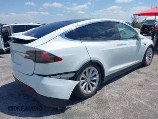 2017 Tesla Model X 90D z VIN 5YJXCBE20HF070252, wystawiony jako IAAI lot #42281644 z przebiegiem 39 362 mil mil oraz . Historia ofert i sprzedaży dostępna na DreamBid. Obrazek 4.