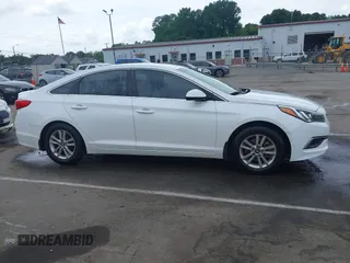 2017 Hyundai Sonata SE z VIN 5NPE24AF7HH556136, wystawiony jako IAAI lot #42134580 z przebiegiem 64 333 mil mil oraz . Historia ofert i sprzedaży dostępna na DreamBid. Obrazek 13.